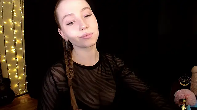 Snapshot of SindiWatsoon chatting on 10-31-25, 12:28 SindiWatsoon online show from 10-31-25, 12:28