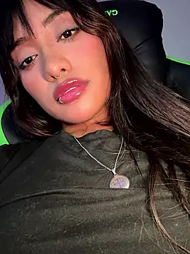 Snapshot of VictoireFeller chatting on 01-12-26, 03:23 VictoireFeller online show from 01-12-26, 03:23