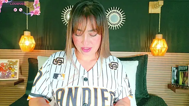 AnnaVictoria   online show from 04-14-26, 12:27