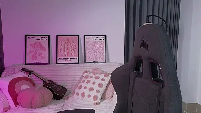 VanessaBayer2 online show from 10-28-25, 02:15