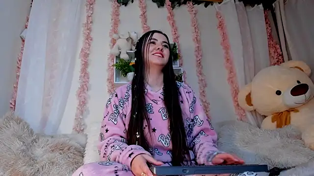 Idara and Edahi01 online show from 11-14-25, 05:17