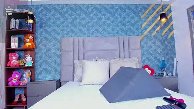 NiiaMoore online show from 04-07-26, 07:36