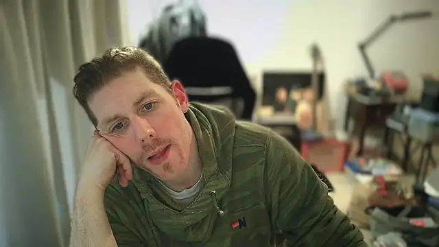 Snapshot of Rock_Pierce chatting on 03-10-25, 06:23 Rock Pierce online show from 03-10-25, 06:23