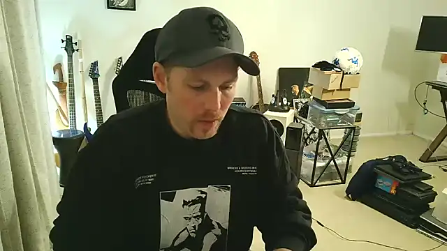 Snapshot of Rock_Pierce chatting on 11-15-25, 06:22 Rock Pierce online show from 11-15-25, 06:22