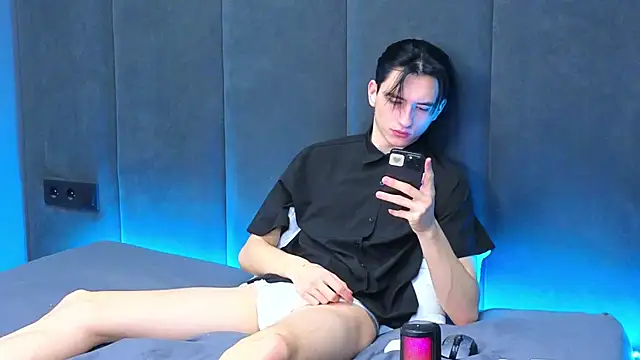 Snapshot of AmondCor chatting on 02-25-25, 12:45 AmondCor online show from 02-25-25, 12:45