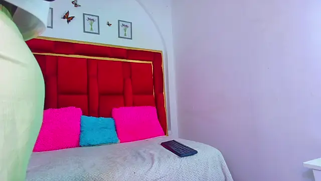 Snapshot of CoralHarrinson chatting on 10-19-25, 08:31 CoralHarrinson online show from 10-19-25, 08:31