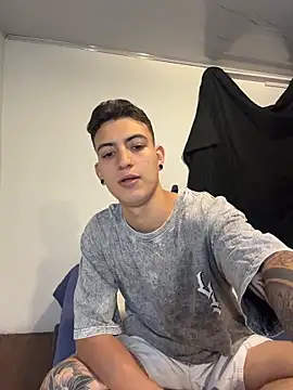 Snapshot of aliensexy chatting on 05-19-26, 04:30 aliensexy online show from 05-19-26, 04:30