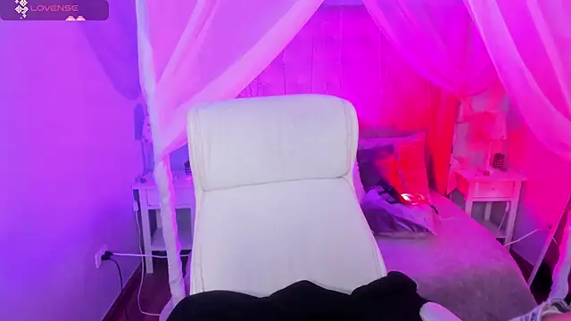 Hanna  Becker  online show from 02-26-25, 03:32