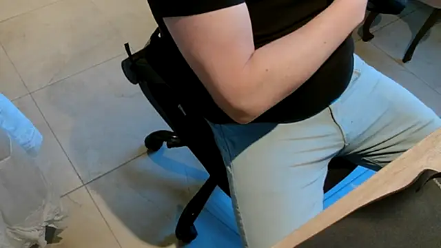 Snapshot of slzypvtpig chatting on 02-08-26, 12:14 slzypvtpig online show from 02-08-26, 12:14