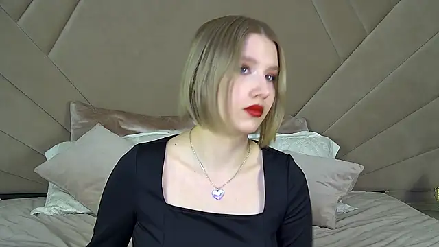 Snapshot of LiliLinn chatting on 02-11-25, 08:37 LiliLinn online show from 02-11-25, 08:37