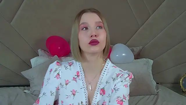 Snapshot of LiliLinn chatting on 02-17-25, 11:02 LiliLinn online show from 02-17-25, 11:02