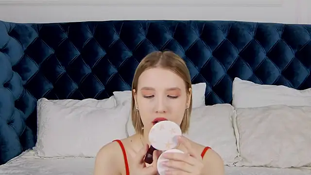 Snapshot of LiliLinn chatting on 02-18-25, 04:48 LiliLinn online show from 02-18-25, 04:48