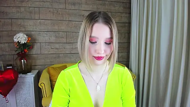 Snapshot of LiliLinn chatting on 02-19-25, 08:12 LiliLinn online show from 02-19-25, 08:12