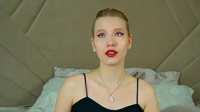 Snapshot of LiliLinn chatting on 02-25-25, 11:41 LiliLinn online show from 02-25-25, 11:41