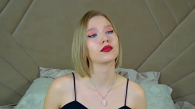 Snapshot of LiliLinn chatting on 02-25-25, 02:44 LiliLinn online show from 02-25-25, 02:44