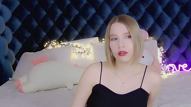 Snapshot of LiliLinn chatting on 03-08-25, 04:56 LiliLinn online show from 03-08-25, 04:56