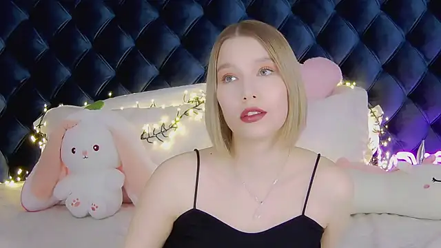 Snapshot of LiliLinn chatting on 03-08-25, 08:11 LiliLinn online show from 03-08-25, 08:11