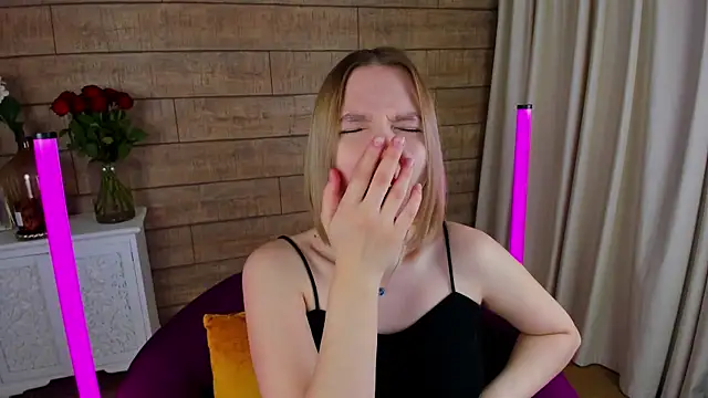 Snapshot of LiliLinn chatting on 03-18-25, 05:09 LiliLinn online show from 03-18-25, 05:09