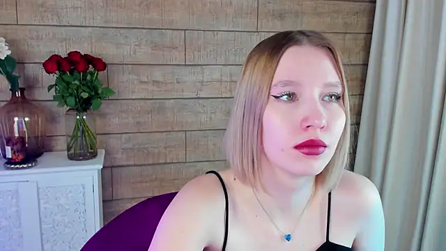 Snapshot of LiliLinn chatting on 03-18-25, 08:25 LiliLinn online show from 03-18-25, 08:25