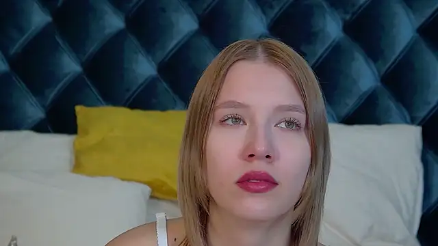 Snapshot of LiliLinn chatting on 09-15-25, 04:56 LiliLinn online show from 09-15-25, 04:56