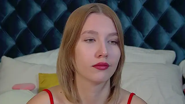 Snapshot of LiliLinn chatting on 09-19-25, 04:47 LiliLinn online show from 09-19-25, 04:47