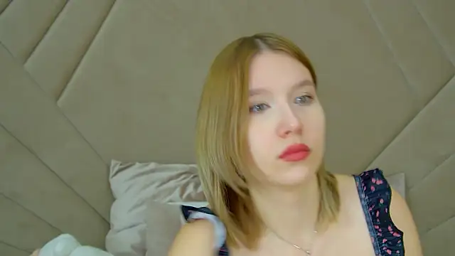 Snapshot of LiliLinn chatting on 10-18-25, 04:26 LiliLinn online show from 10-18-25, 04:26