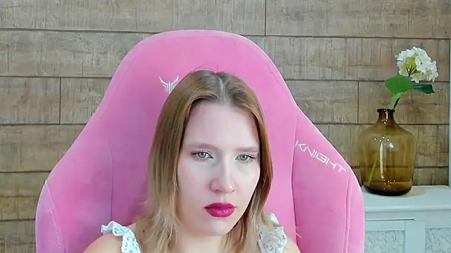 Snapshot of LiliLinn chatting on 10-20-25, 04:57 LiliLinn online show from 10-20-25, 04:57