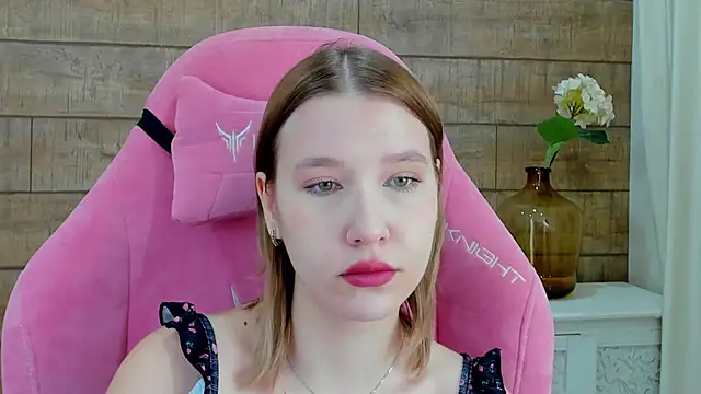 Snapshot of LiliLinn chatting on 10-21-25, 04:13 LiliLinn online show from 10-21-25, 04:13