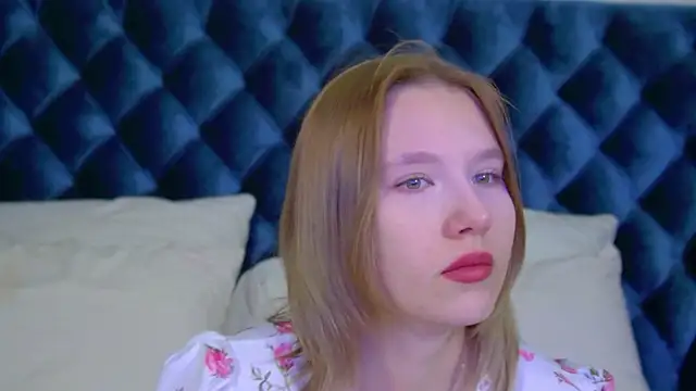 Snapshot of LiliLinn chatting on 10-22-25, 04:13 LiliLinn online show from 10-22-25, 04:13