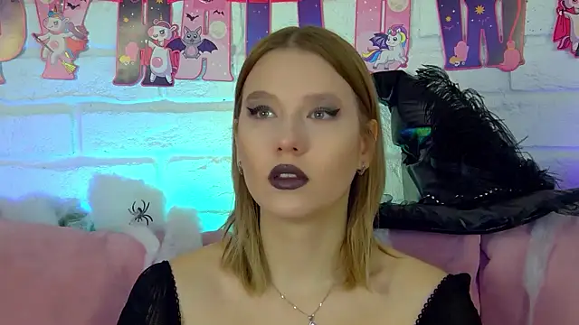 Snapshot of LiliLinn chatting on 10-31-25, 04:24 LiliLinn online show from 10-31-25, 04:24