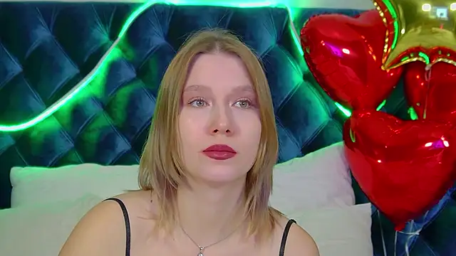 Snapshot of LiliLinn chatting on 11-15-25, 04:54 LiliLinn online show from 11-15-25, 04:54