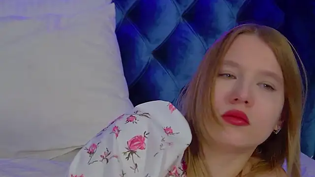 Snapshot of LiliLinn chatting on 11-18-25, 04:39 LiliLinn online show from 11-18-25, 04:39