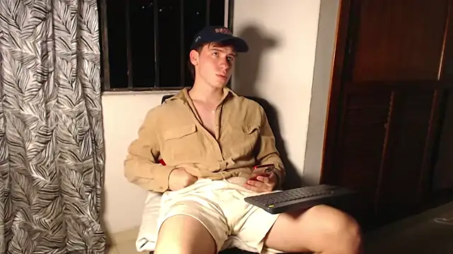 Snapshot of harry_greg21 chatting on 09-12-25, 12:44 harry greg21 online show from 09-12-25, 12:44