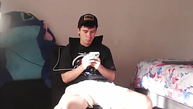 Snapshot of harry_greg21 chatting on 10-21-25, 12:28 harry greg21 online show from 10-21-25, 12:28