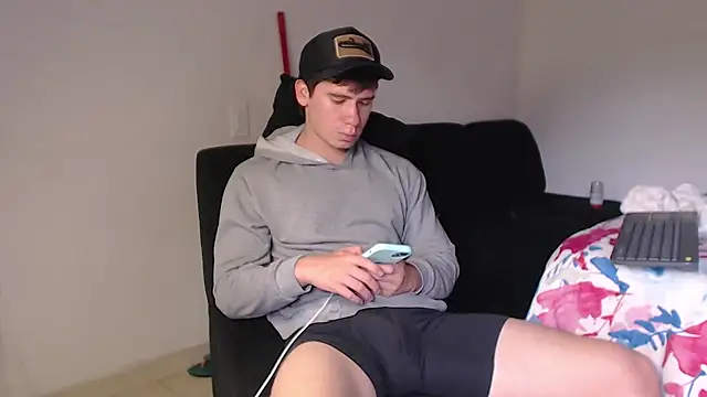 Snapshot of harry_greg21 chatting on 10-31-25, 02:07 harry greg21 online show from 10-31-25, 02:07