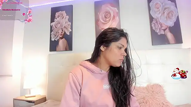 Snapshot of Sweetdreamses_ chatting on 12-12-24, 12:44 Sweetdreamses online show from 12-12-24, 12:44