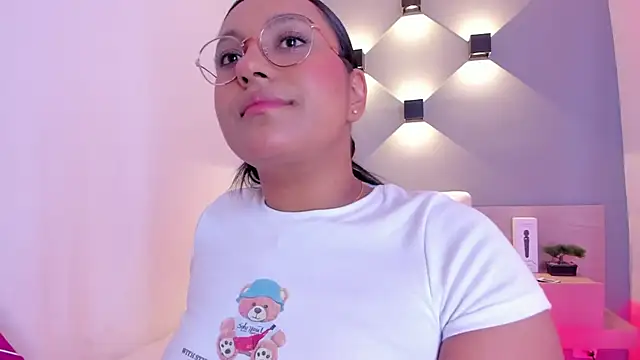 Snapshot of ellamontoya chatting on 02-05-25, 04:27 ellamontoya online show from 02-05-25, 04:27
