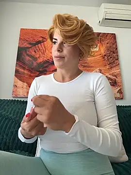 Snapshot of Selvaggia_official83 chatting on 02-09-26, 12:31 Selvaggia official83 online show from 02-09-26, 12:31