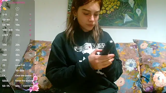 Snapshot of Sophie_Bell chatting on 12-18-24, 06:57 Sophie Bell online show from 12-18-24, 06:57