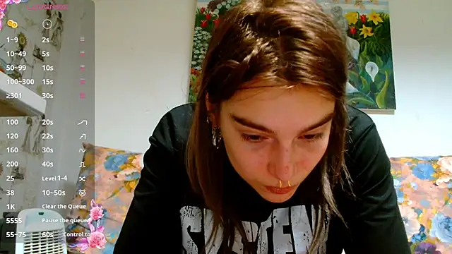 Snapshot of Sophie_Bell chatting on 01-08-25, 11:52 Sophie Bell online show from 01-08-25, 11:52