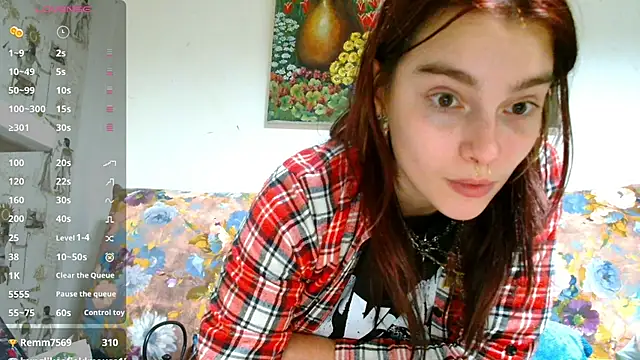 Snapshot of Sophie_Bell chatting on 02-06-25, 06:46 Sophie Bell online show from 02-06-25, 06:46