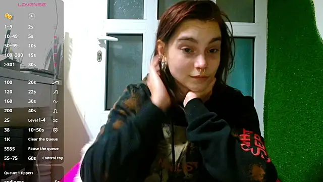 Snapshot of Sophie_Bell chatting on 03-05-25, 06:01 Sophie Bell online show from 03-05-25, 06:01