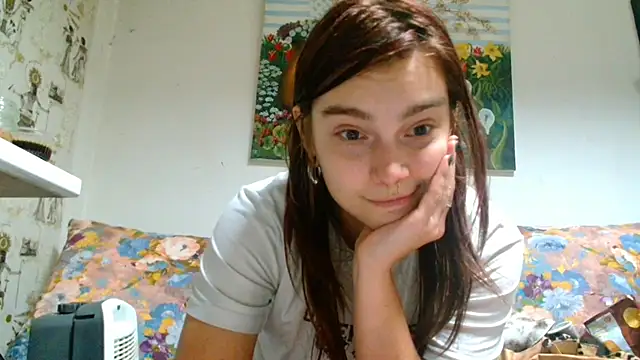 Snapshot of Sophie_Bell chatting on 03-18-25, 05:31 Sophie Bell online show from 03-18-25, 05:31