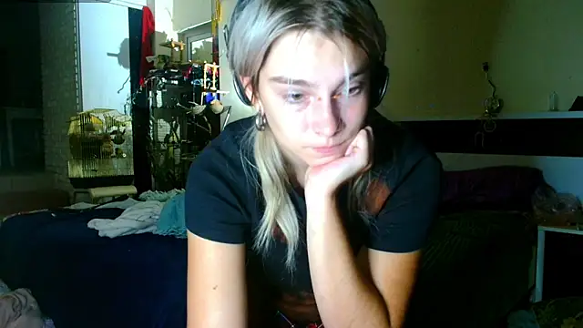 Snapshot of Sophie_Bell chatting on 09-10-25, 04:51 Sophie Bell online show from 09-10-25, 04:51