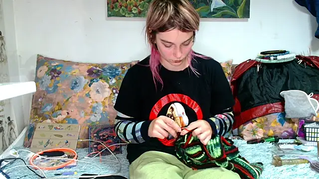 Snapshot of Sophie_Bell chatting on 10-15-25, 05:35 Sophie Bell online show from 10-15-25, 05:35