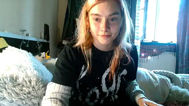 Snapshot of Sophie_Bell chatting on 05-07-26, 04:56 Sophie Bell online show from 05-07-26, 04:56