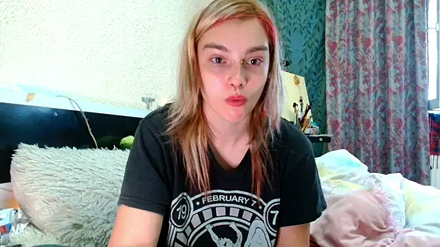 Snapshot of Sophie_Bell chatting on 05-08-26, 03:17 Sophie Bell online show from 05-08-26, 03:17