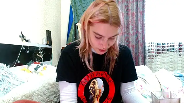 Snapshot of Sophie_Bell chatting on 05-10-26, 04:34 Sophie Bell online show from 05-10-26, 04:34