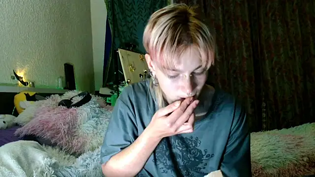 Snapshot of Sophie_Bell chatting on 05-15-26, 07:43 Sophie Bell online show from 05-15-26, 07:43