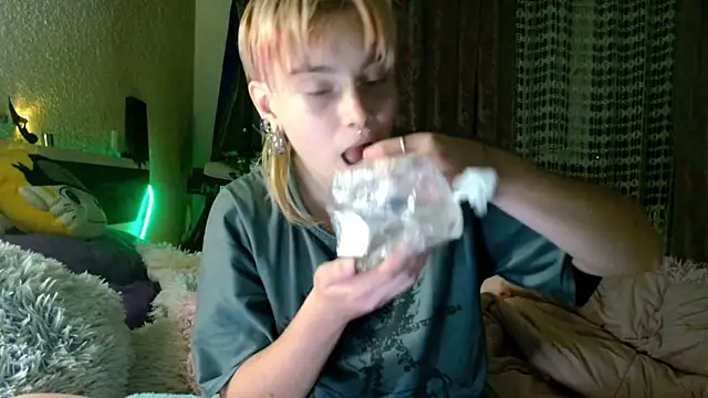Snapshot of Sophie_Bell chatting on 05-16-26, 06:28 Sophie Bell online show from 05-16-26, 06:28